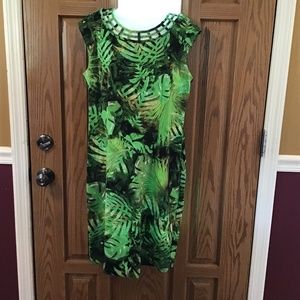 💚3/$25 Madison Leigh size 14 green dress with green and yellow leaves accents